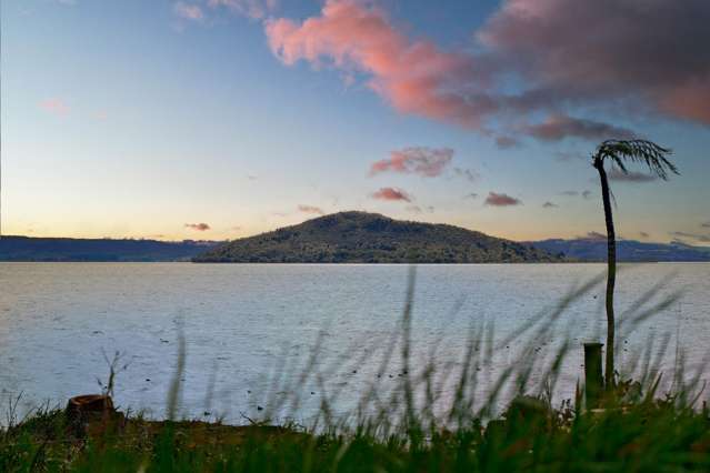 Lakefront Living at Hinemoa Point