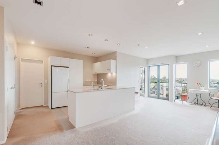 B305/525 East Coast Road Pinehill_1