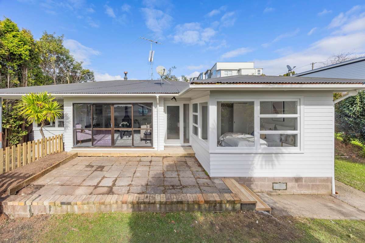 1/221 Wairau Road_0