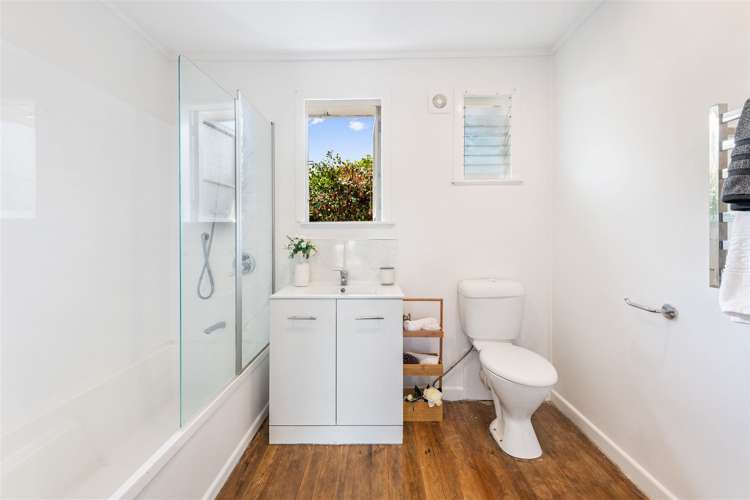 2/9 Nile Road Kelston_14