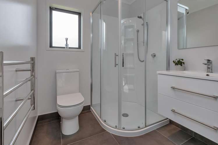 13 Olney Court One Tree Point_14