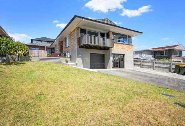 Spacious family home in full Macleans zone