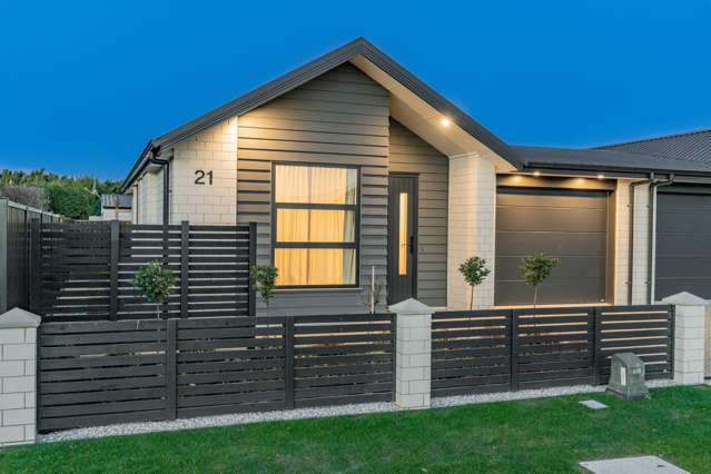 Brand new & sophisticated & open plan