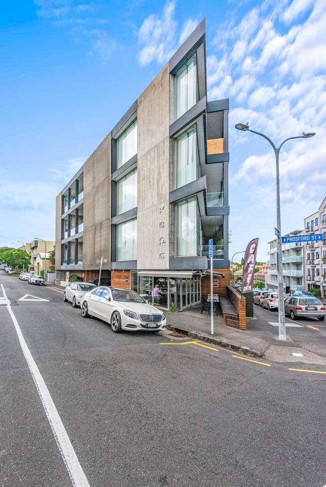 Ponsonby cafe corner site for lease