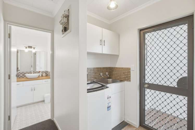 8A Church Place Whanganui Central_13