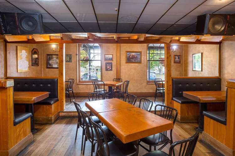 20 Memorial Square Carterton_18