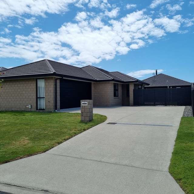 3 bedroom home  -  walk to Papamoa College !