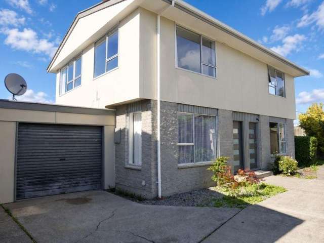 SYDENHAM - 3 BEDROOM TIDY TWO STORIED TOWNHOUSE