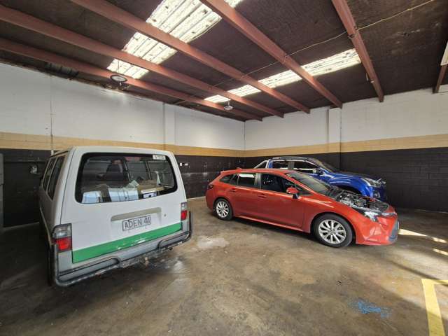 Functional industrial unit with parking