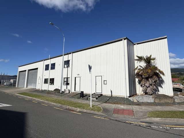 High-Stud warehouse with dual access & amenities