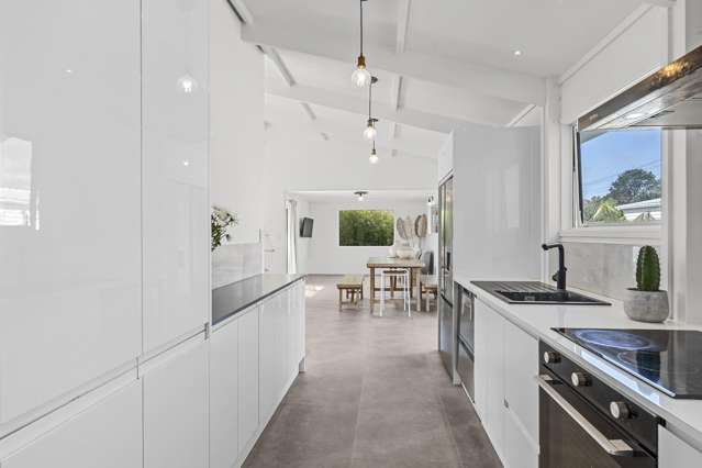 Stylish Contemporary Living in the Heart of Oakura