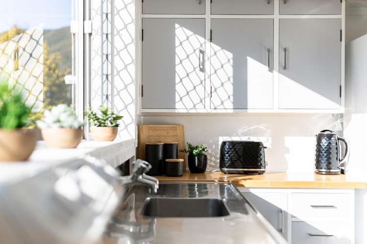 1/2 Matthews Road Wainuiomata_12