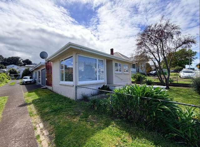 Sunny 2-Bedroom Morningside Home – Garage, Parking & Superb Location