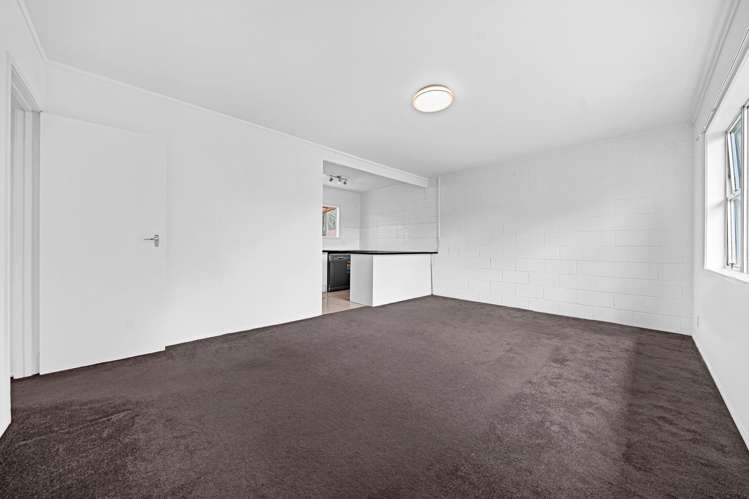 2/94 Chivalry Road Glenfield_2