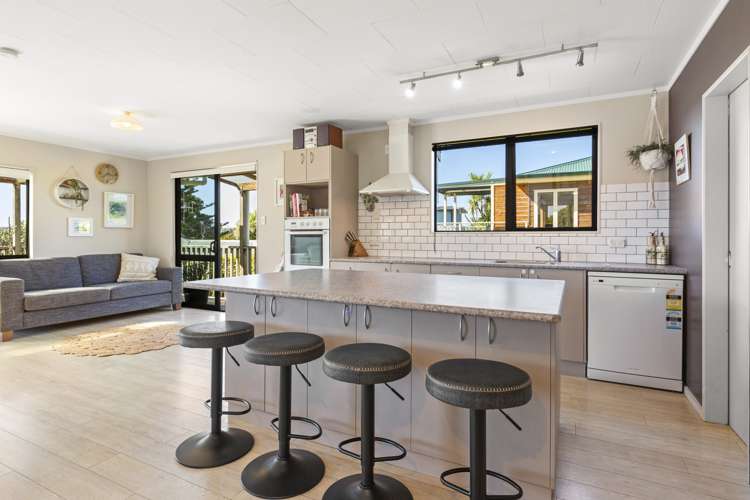 33 Manukau Road Raglan_13