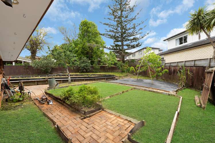 25 Lexington Drive Botany Downs_21