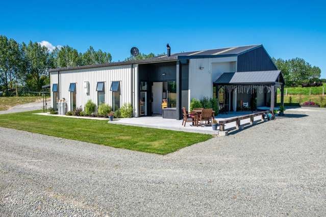 Spacious shed and modern living