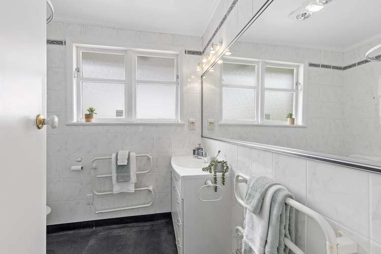 24 Larsen Crescent Tawa_13