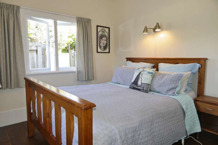 83 Apu Crescent Lyall Bay_6