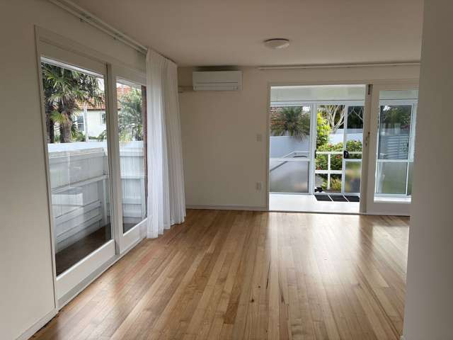 4/240 Hurstmere Road Takapuna_1