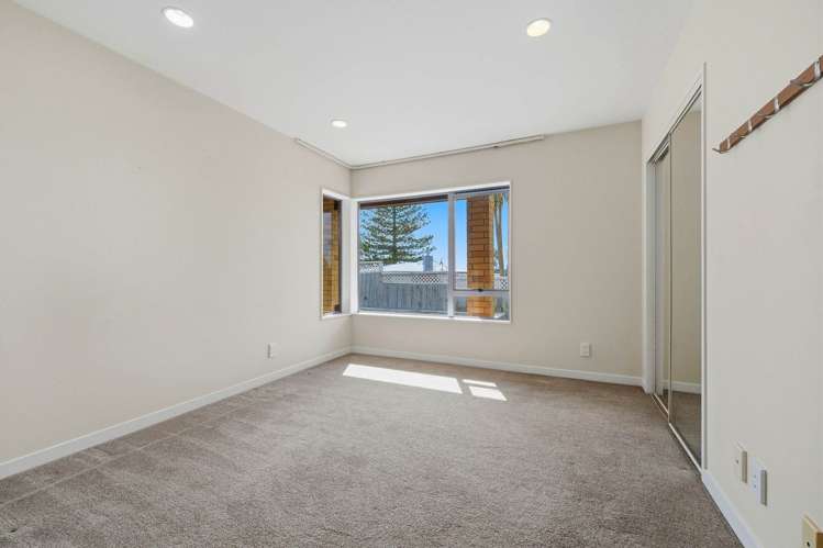2/75A Target Road Totara Vale_31