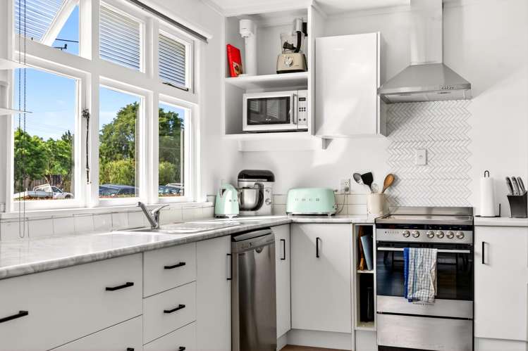 382 High Street South Carterton_2