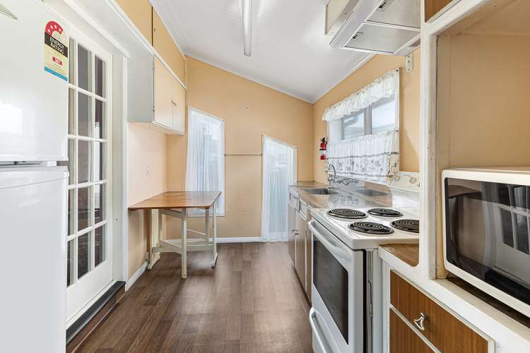 96 Apu Crescent Lyall Bay_5