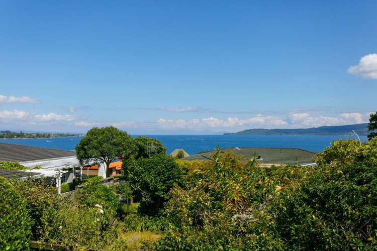 1/156 Lake Terrace Hilltop_1