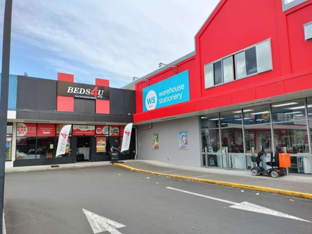 Well placed commercial unit