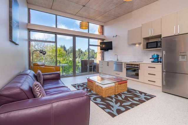 Charming Fully Furnished 1-Bedroom Apartment – Prime North East Valley Location