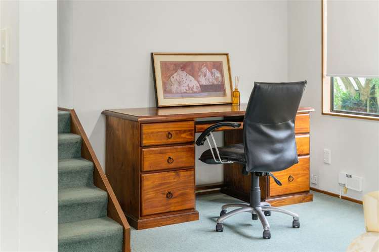 8 Surrey Lane Glenview_6