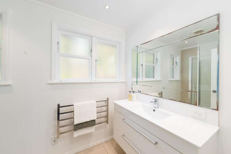 231 Whites Line East Waiwhetu_10