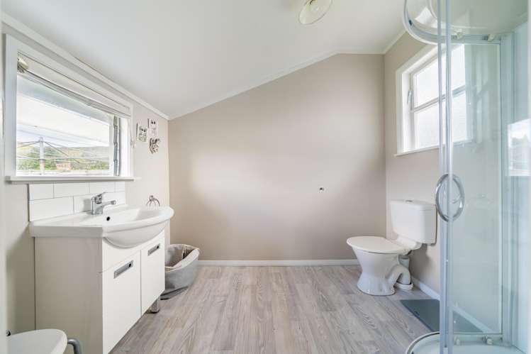 2 Davis Grove Wainuiomata_14