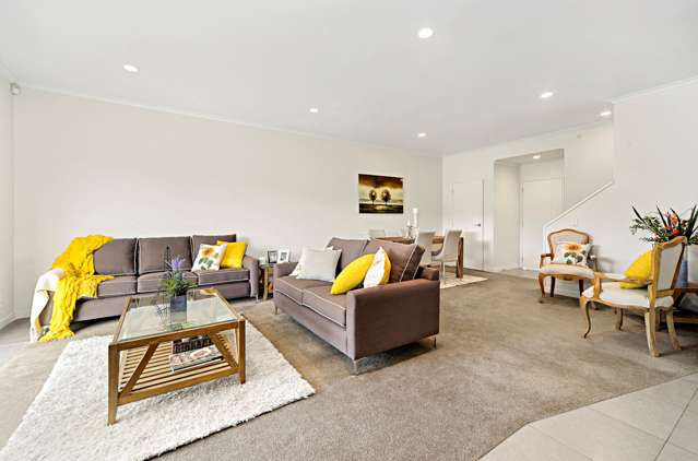 2/10 Salford Crescent Flat Bush_4