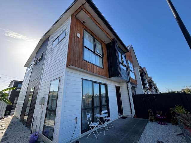 Beautifully Presented End-Unit Townhouse with ...