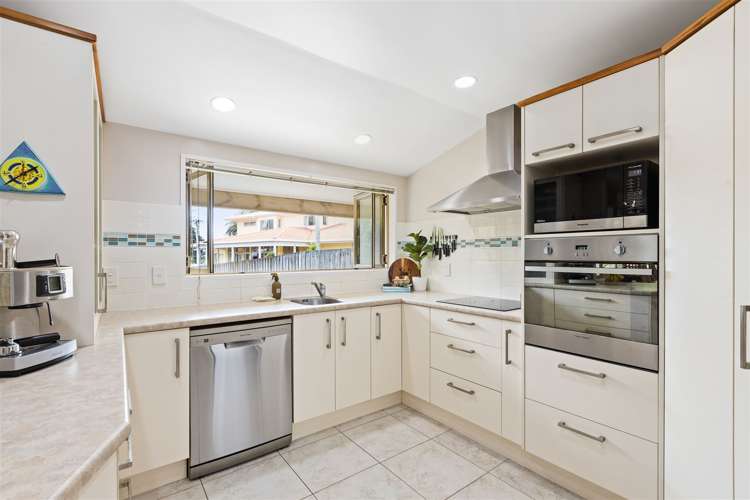 484 Beach Road Murrays Bay_11