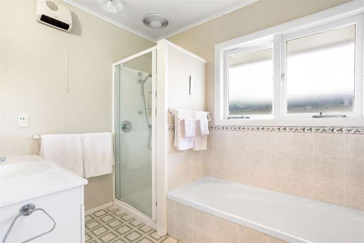 53 Uxbridge Road Mellons Bay_16