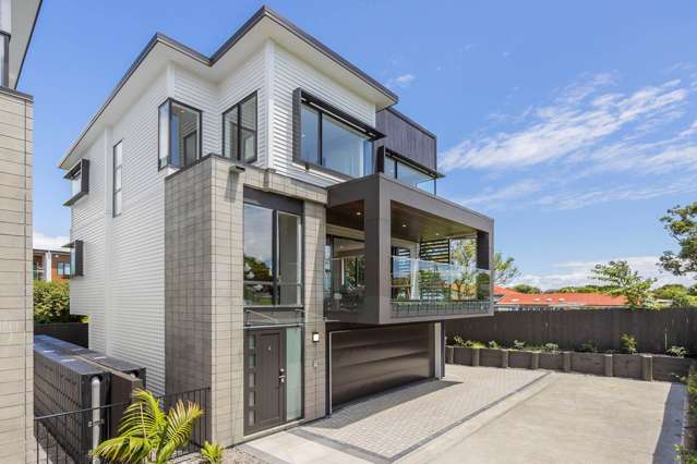 Luxury Free-Standing Home – Lift + 4 Beds + Views