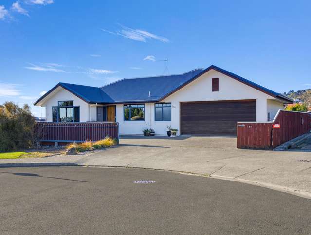 Sunlit Stoke Living with Room to Settle In