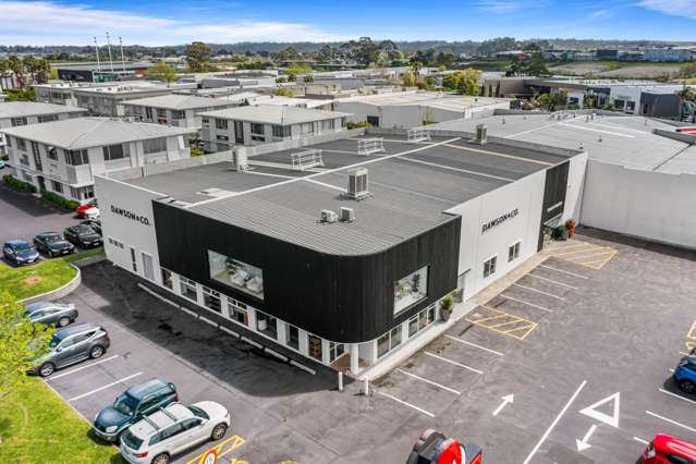 OUTSTANDING PRIME RETAIL / SHOWROOM