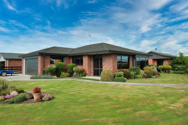 Retire in Comfort & Style - Stand Alone Home