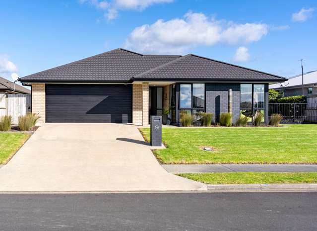 Modern, Spacious & Walk to Village