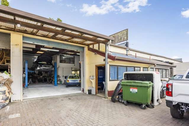 Warehouse & Office in Prime Location!