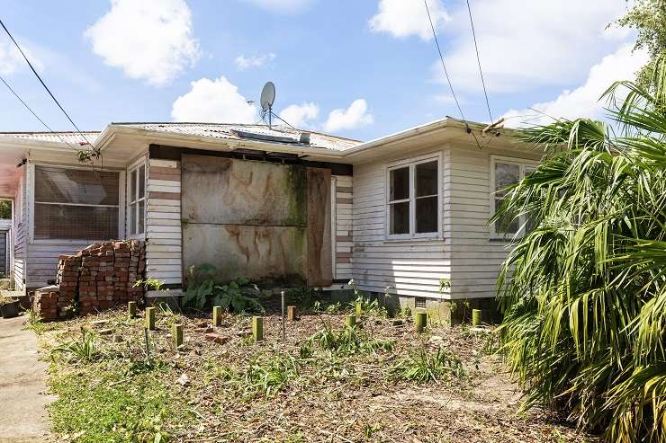 A character home on Oriental Parade that has been abandoned for at least a decade was one of the properties that was in a liquidation sale. Photo / Supplied