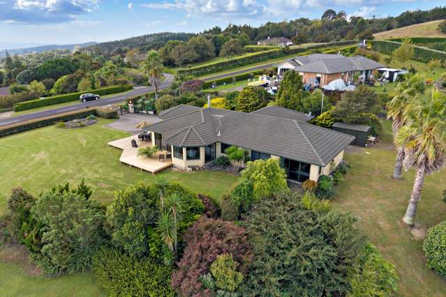 DELUXE LIVING – ELEVATED LOCATION PANORAMIC VIEWS