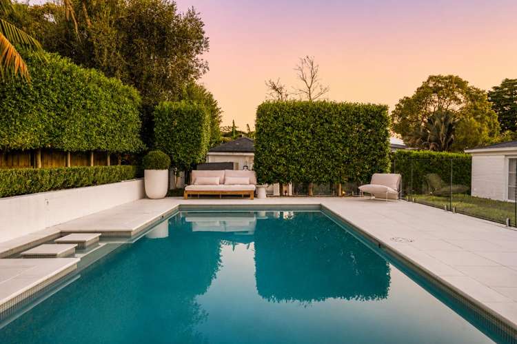 1 Almond Grove Greenhithe_1
