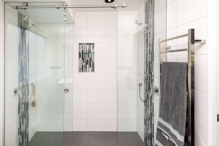 6 Borrowdace Avenue Botany Downs_11