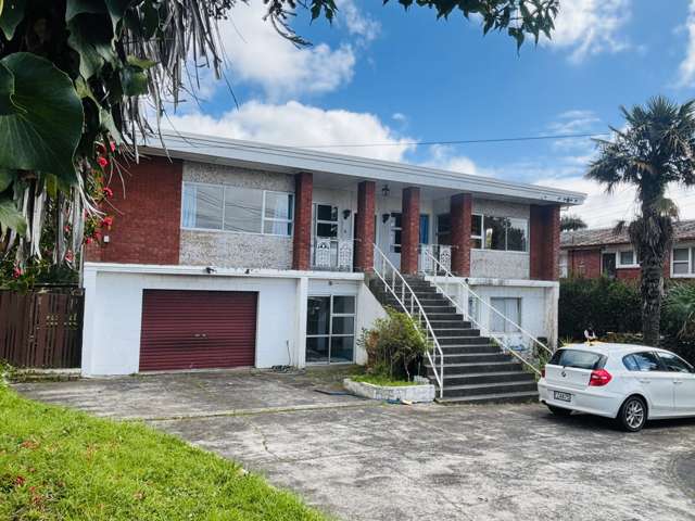 A Huge Spacious Family House in Te Atatu South