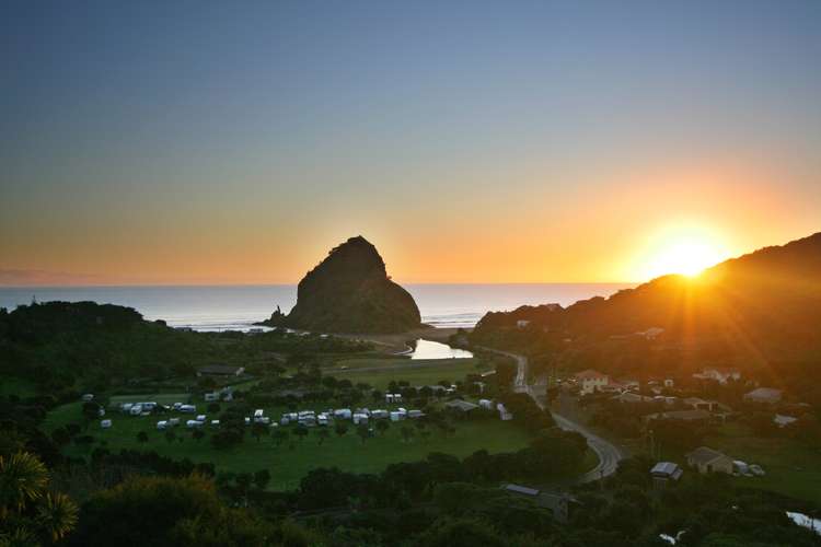 27 Glenesk Road Piha_11