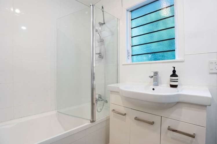 1/227 Wairau Road Totara Vale_17